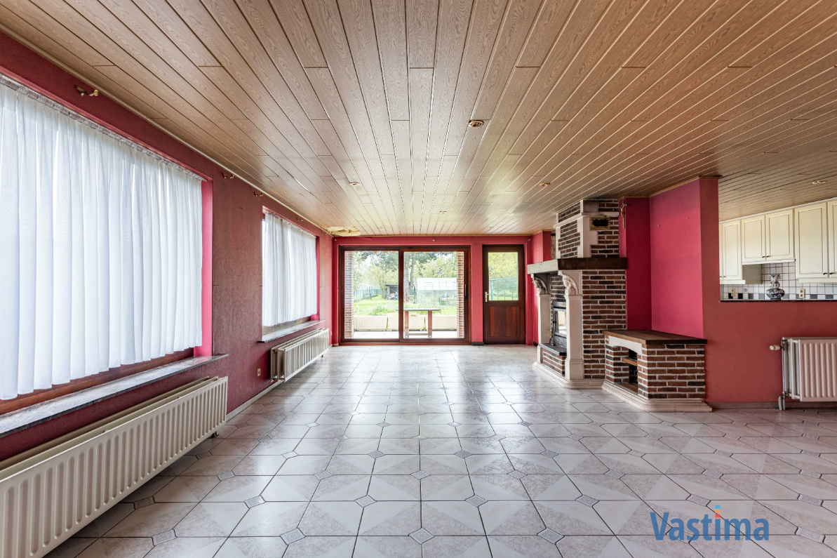 Immo Vastima - Huis Te koop Nieuwerkerken - Ruime halfopen bungalow met grote kelder, 3 slaapkamers en zonnige tuin